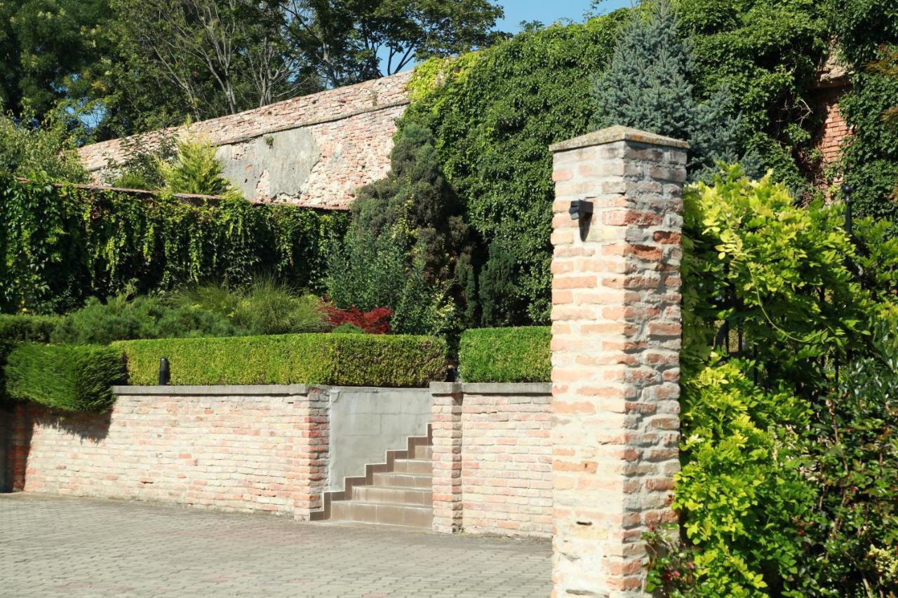 Hotel Dream Трнава Экстерьер фото